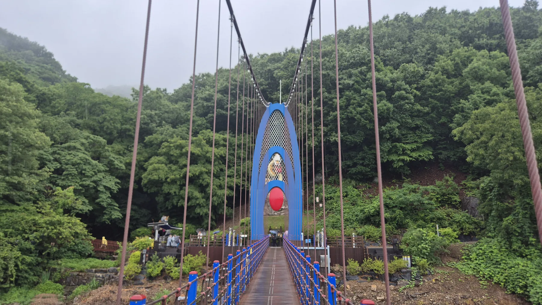 칠갑산 천장호 출렁다리 입구와 붉은 주탑