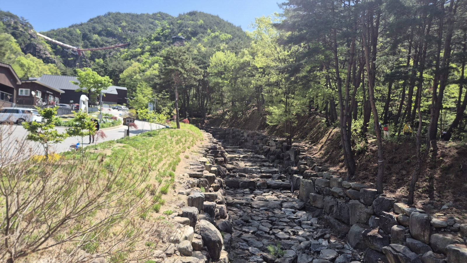 우두산 숲길 옆 돌계곡과 산책로