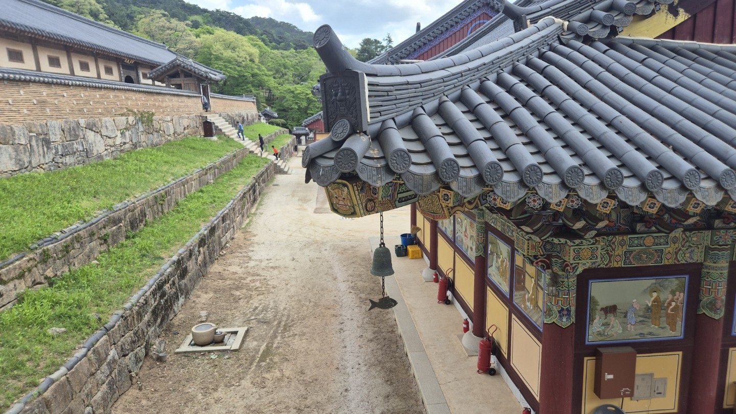 해인사 전각 지붕 처마와 풍경, 뒤로 이어지는 계단길