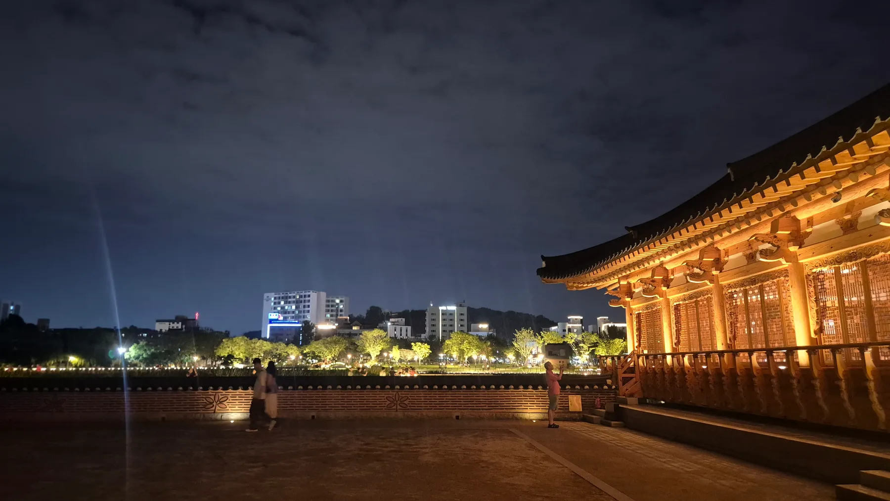 연화정도서관 측면과 공원 야경