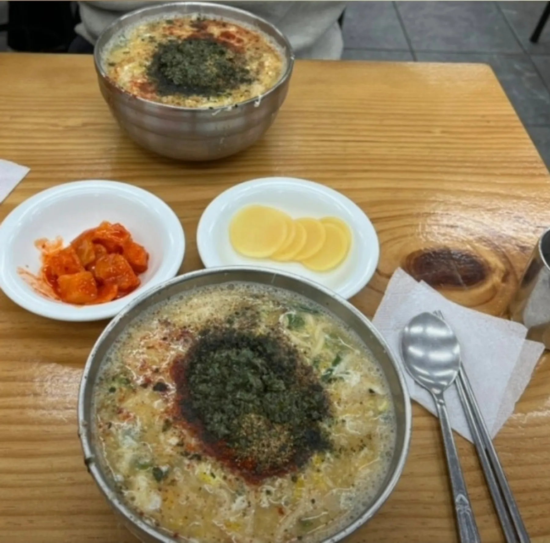 김가루와 들깨가루가 얹힌 칼국수 두 그릇