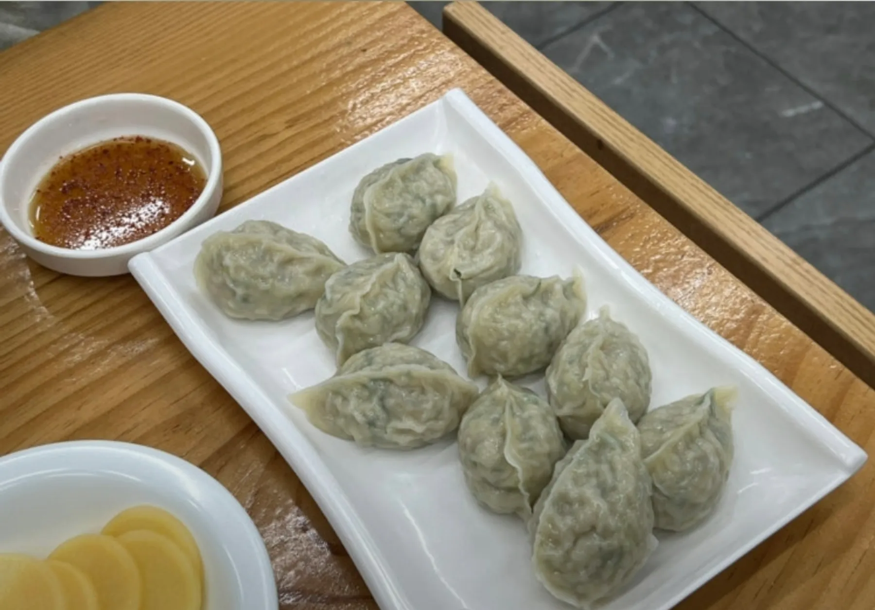접시에 담긴 만두 열 개