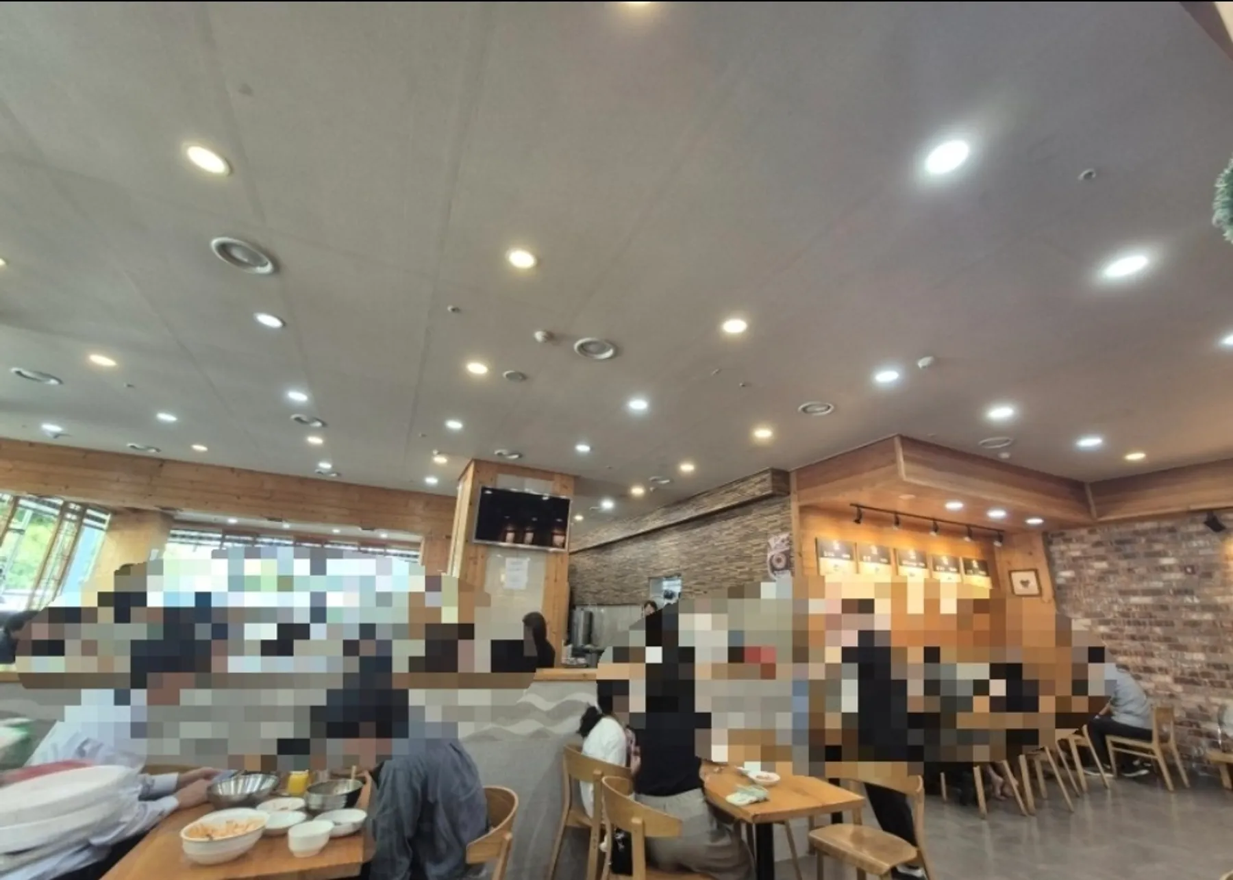 손님이 앉아 있는 베테랑칼국수 홀