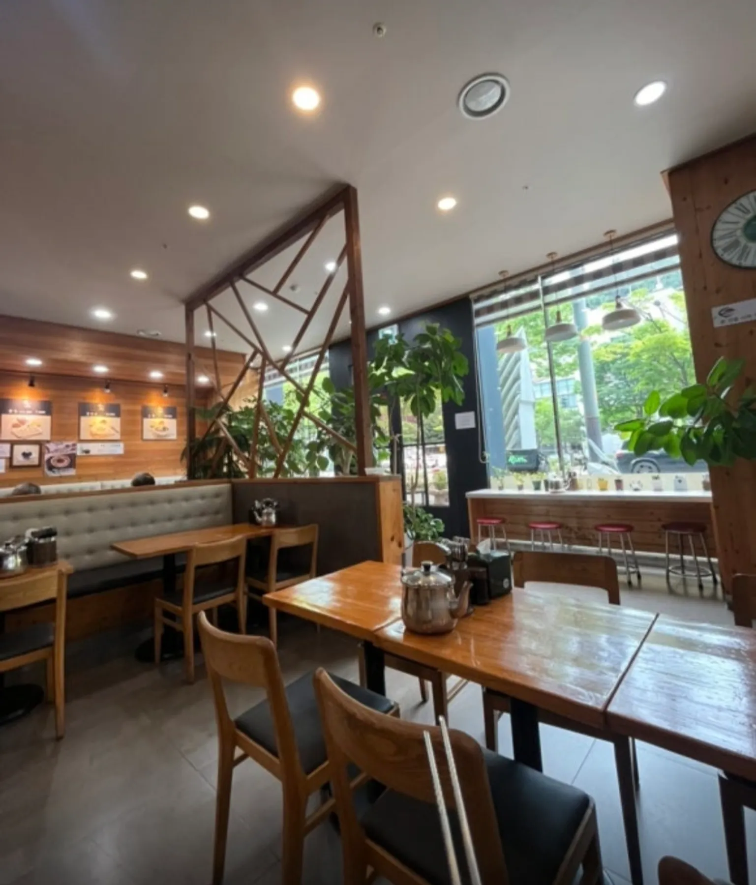 베테랑칼국수 매장 내부 창가 좌석