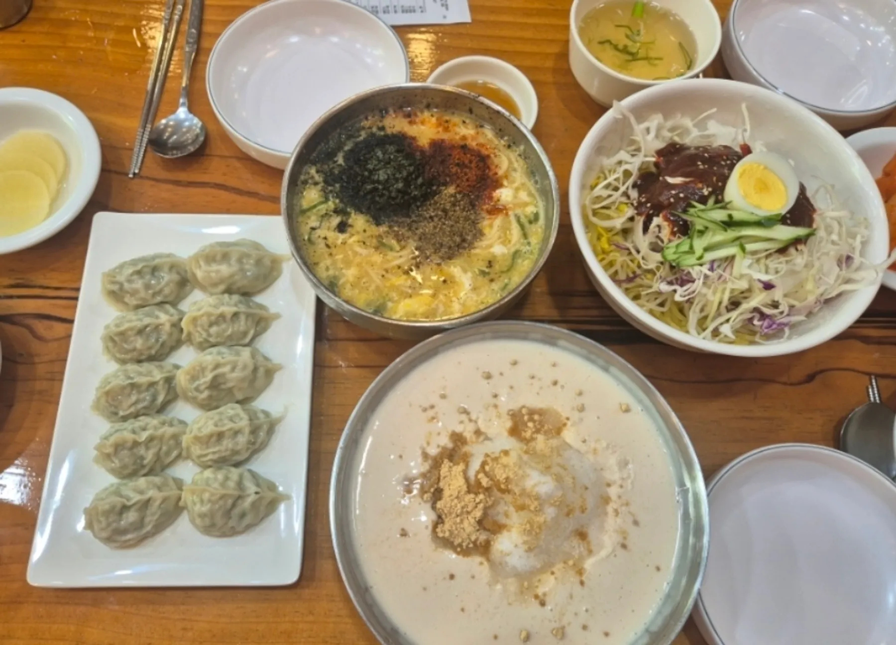 만두와 칼국수, 쫄면, 콩국수가 함께 놓인 상차림