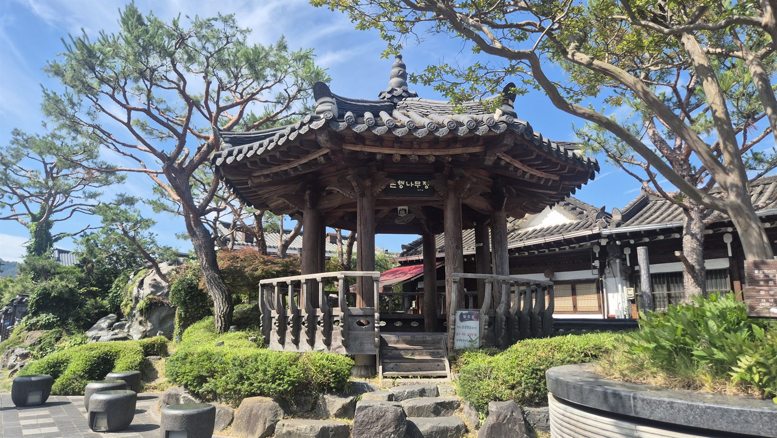 전주 한옥마을 정원 속 한옥 정자