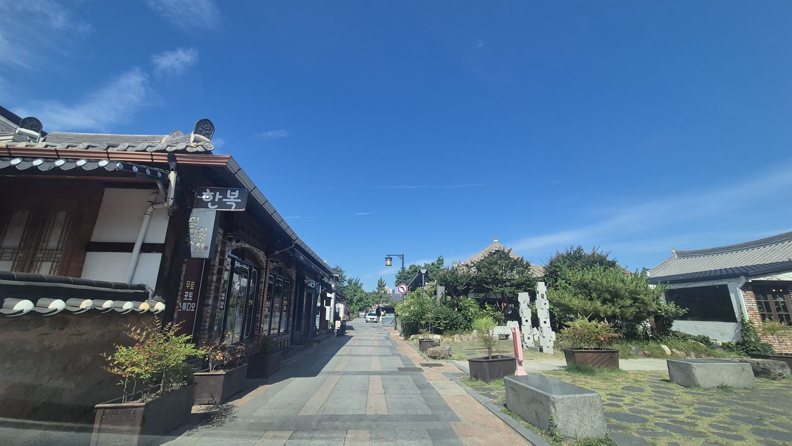 전주 한옥마을의 조용한 한옥 골목