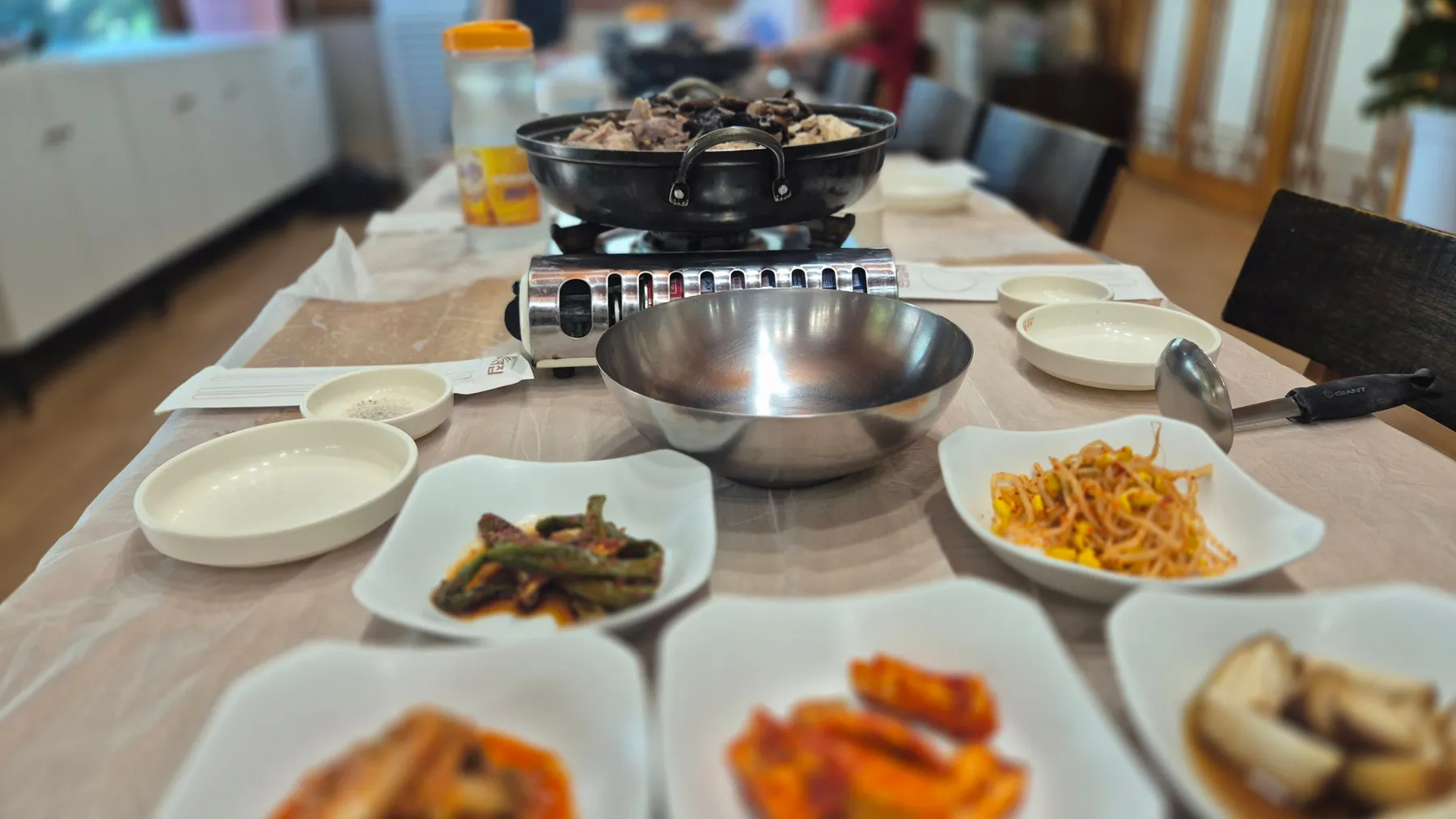 버섯과 고기가 담긴 전골 냄비
