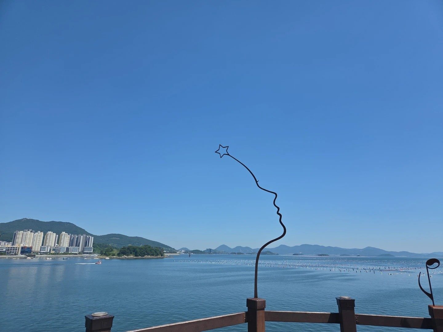 여수 바다와 섬을 바라보는 전망 데크
